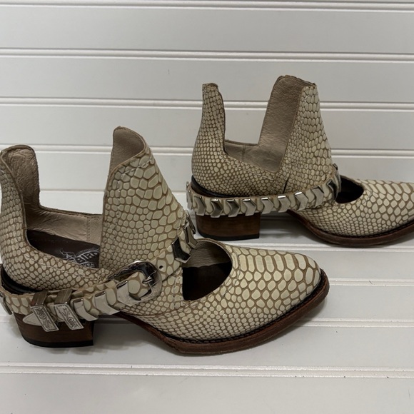 FREEBIRD BLADE Ivory Snake Leather Buckle Ankle Boots Booties Womens Size 5 - Picture 2 of 9